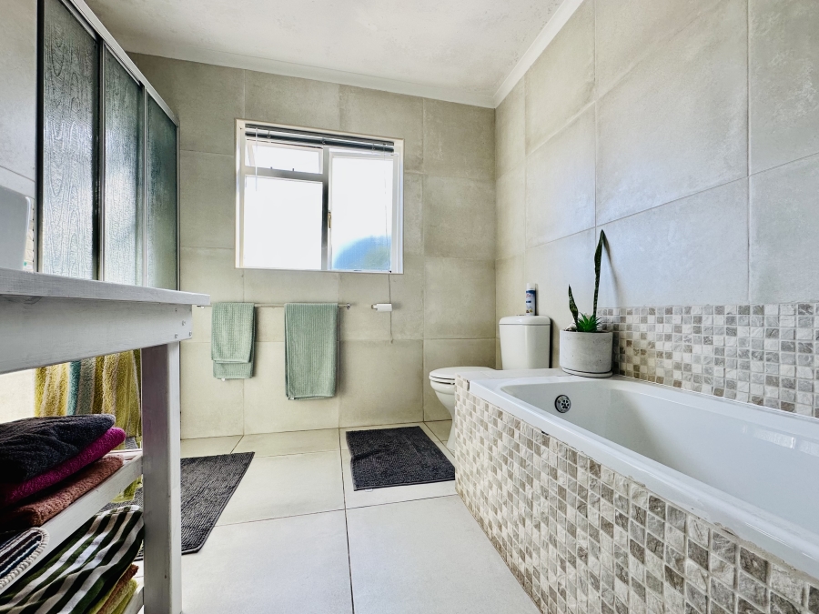 6 Bedroom Property for Sale in Onrus Western Cape